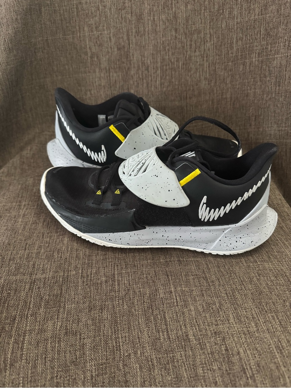 Nike Kyrie 3 Team Low Top Basketball Sneakers 9.5 Black/Wolf Grey CW6228-004